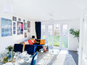 Optimal Luxury Stay For Contractors and Large Groups 3 Bedroom 2 Bath - Sleep Unto 9 Guests- 5 Mins Drive To The City Centre Pets Allowed -- Free Parking Onsite